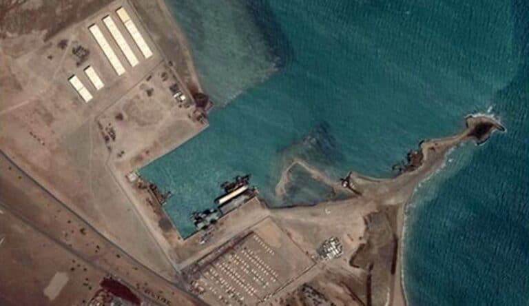 تحقيق للجزيرة يكشف نقل الإمارات صواريخها ومدرعاتها من إريتريا إلى مصر الامارات تنقل صواريخها من اريتريا إلى مصر watanserb.com