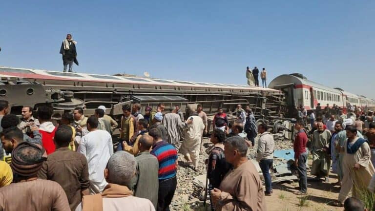 حادث قطاري سوهاج الدامي ادى لمقتل واصابة العشرات watanserb.com