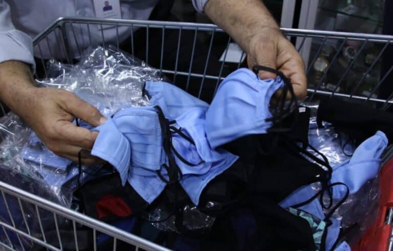 مغرد عماني يحذر العمانين من الكمامات الاماراتية watanserb.com