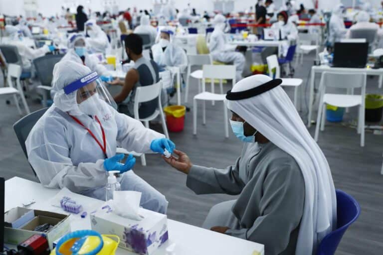 الامارات تبدأ بإعطاء جرعة لقاح ثالثة بعد فشل العديد من الحالات في تكوين أجسام مضادة كورونا في الامارات watanserb.com