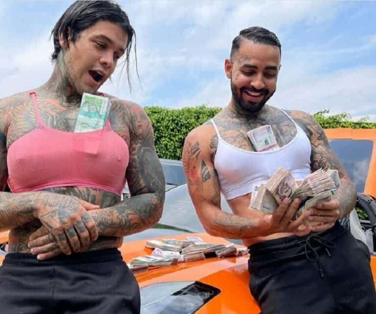 مشهور يجري زراعة ثديين في تحدي مثير watanserb.com