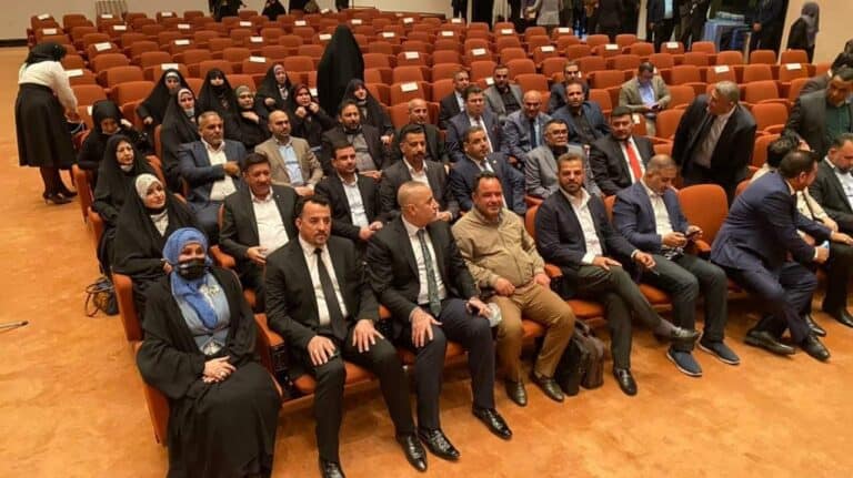 نواب عراقيون يقرأون دعاء الفرج watanserb.com