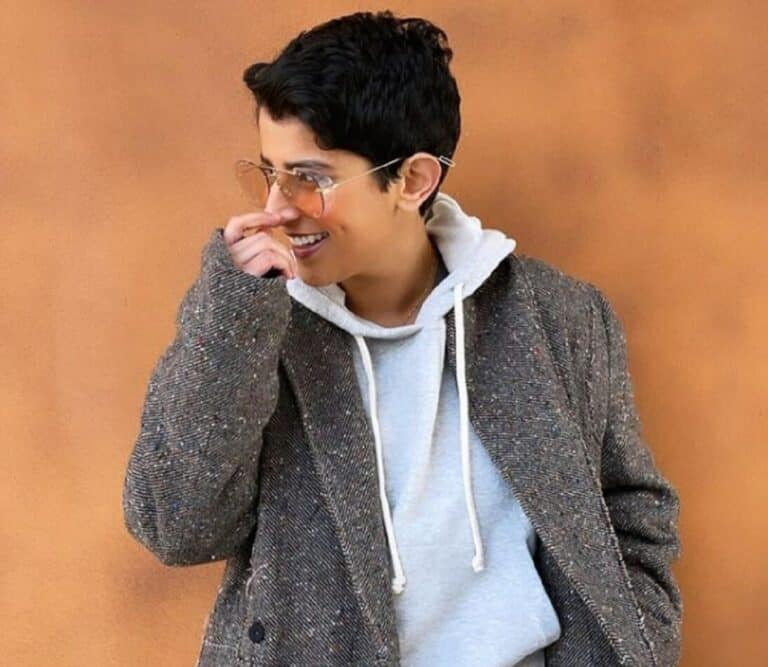 نورة العميري تثير الجدل بقبلة جريئة لوالدتها من الفم watanserb.com