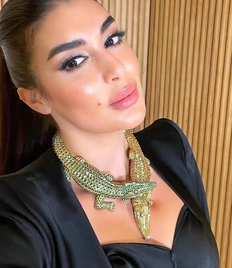 ياسمين صبري ترتدي عقد التمساح الاغلى في العالم watanserb.com