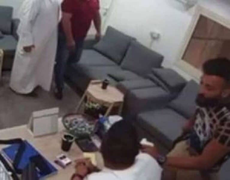إذلال وإهانة.. كويتي فجر غضب مواطنيه بعد اعتدائه على وافد لبناني كويتي يعتدي على لبناني watanserb.com