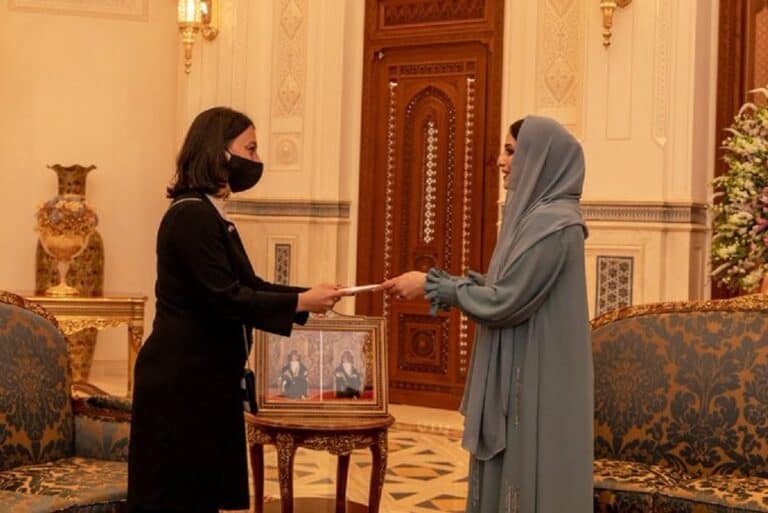 زوجة السلطان هيثم تتسلم رسالة من زوجة أردوغان watanserb.com