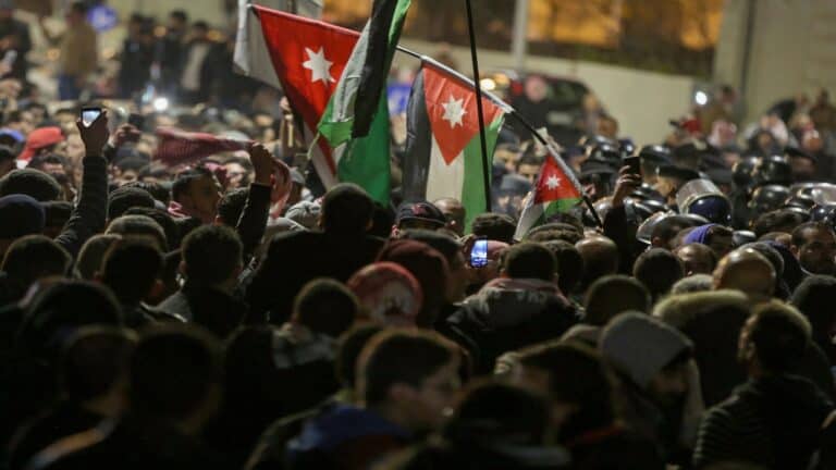 “العائلة نشرت غسيلها الوسخ”.. فورين بوليسي: لم يكن هناك أي انقلاب في الأردن وهذا ما جرى انقلاب في الأردن watanserb.com