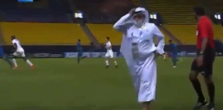 شاهد لماذا اقتحم إداري بنادي السد القطري الملعب في مباراة فريقه مع النصر السعودي! إداري بنادي السد القطري يقتحم الملعب في مباراة فريقه مع النصر السعودي watanserb.com