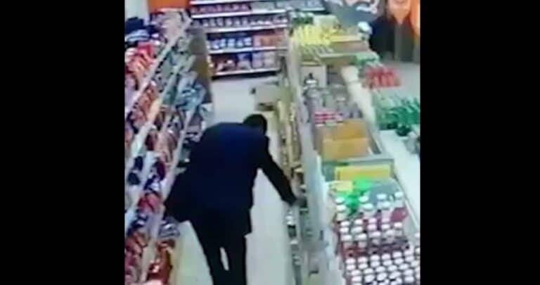 “شاهد” مصري يعتدي على طفل صغير داخل “سوبر ماركت” بالمنصورة ويثير ضجة واسعة طفل المنصورة watanserb.com