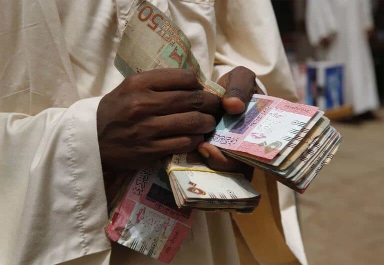 بشكلٍ مفاجئ في السودان .. رفع سعر الدولار الجمركي وأسعار الوقود تطير! ارتفاع سعر الدولار الجمركي وارتفاع كبير في أسعار الوقود watanserb.com