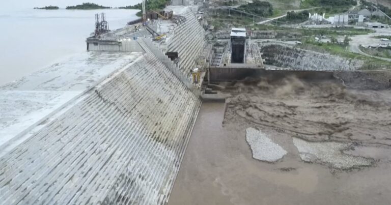 الأكاديمي المصري حسن نافعة غرد قائلاً انه لا بديل أمام مصر سوى توجيه ضربة لتدمير سد النهضة watanserb.com