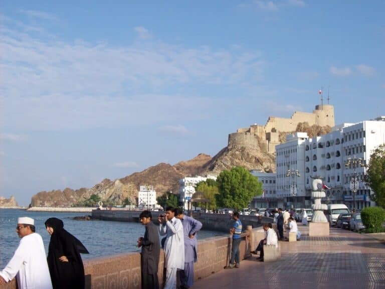 فاعل خير في سلطنة عمان يتكفل بالإفراج عن جميع المحبوسين في محاكم محافظة الظاهرة watanserb.com