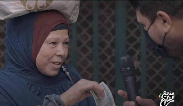 سيدة مصرية مع المذيع أحمد رأفت watanserb.com