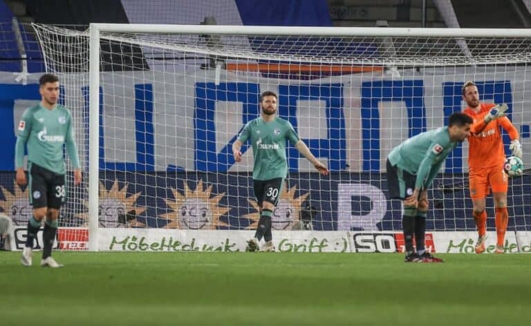 بالفيديو: جماهير “شالكه” تعاقب فريقها بالضرب والشتائم ورمي البيض بعد الهبوط في الدوري مباراة شالكه وأرمينيا watanserb.com