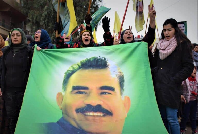 زعيم حزب “بي كا كا” عبدالله أوجلان يحفظ 33 جزءاً من القرآن الكريم ويثير سخرية واسعة عبدالله أوجلان watanserb.com