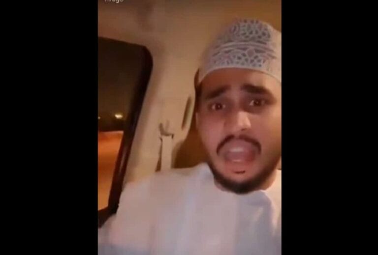 “شاهد” عماني ينفجر غضباً من استهتار العمانيين في ظفار: لا تعتقدوا أنكم عمر بن الخطاب عماني ينتقد الاستهتار في ظفار watanserb.com