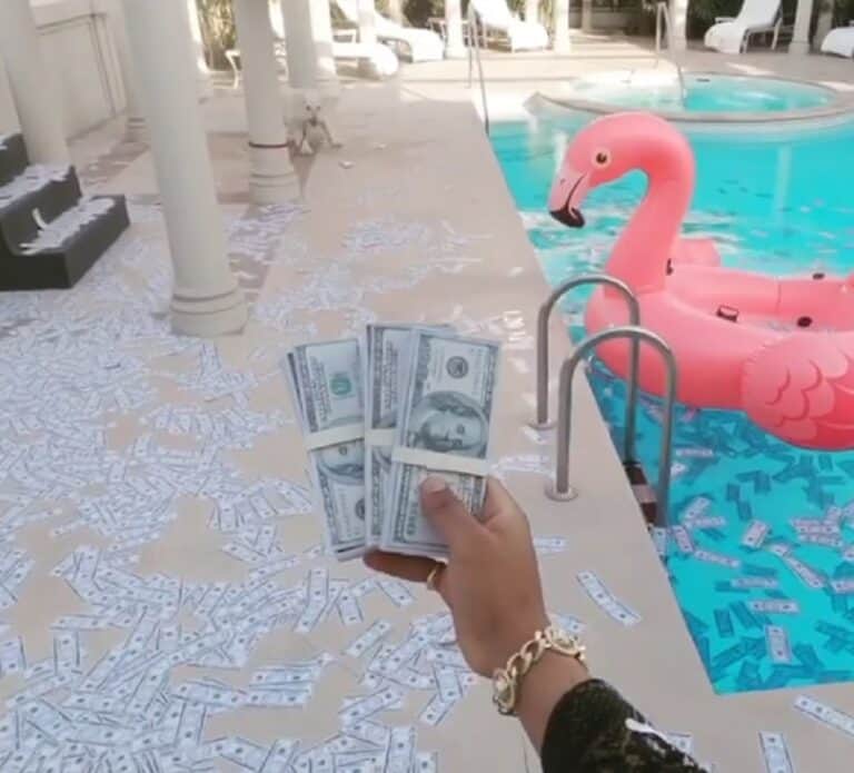 محمد رمضان يواصل استفزاز المتابعين بفيديو جديد يرمي أمواله على النمور والجمهور: “روح اتعالج”! محمد رمضان يظهر في فيديو جديد وهو يرمي الأموال على النمور watanserb.com