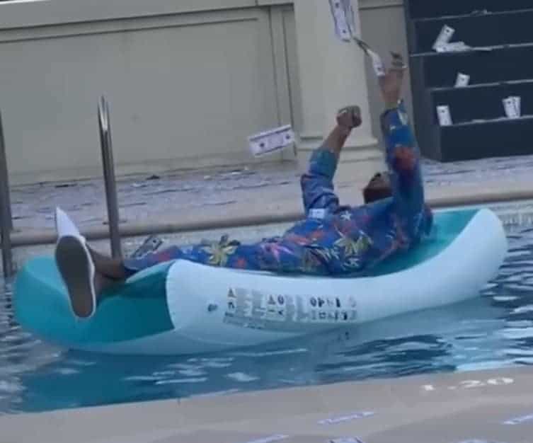 محمد رمضان يثير استفزاز الجمهور بما فعله برزمة دولارات رداً على تغريمه 6 ملايين جنيه! محمد رمضان ظهر يرمي أوراقاً نقدية يبدو انها مزيفة بعد حكم يلزمه بدفع 6 ملايين جنيه للطيار المفصول أشرف أبو اليسر watanserb.com