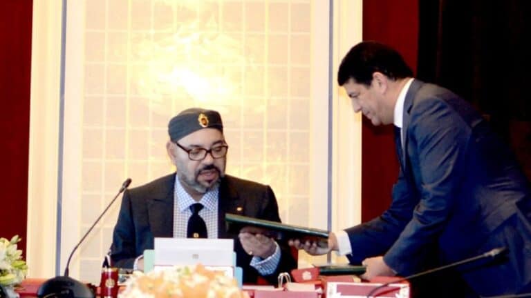 وبخه الملك ومنعه من السفر للإمارات.. لماذا منع محمد السادس أبرز المقربين من مغادرة الرباط مصطفى الباكوري watanserb.com