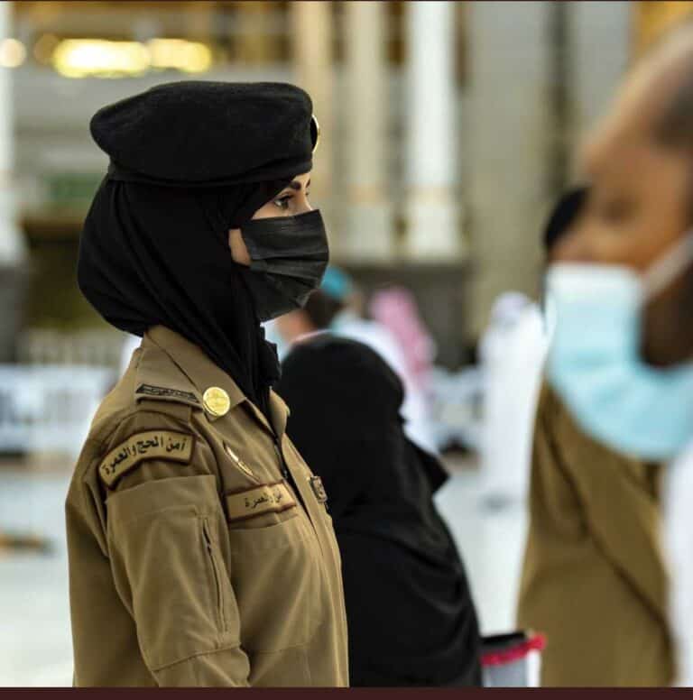 صور الشرطية السعودية عهود في الحرم المكي.. تثير الجدل والإعجاب الشرطية السعودية عهود watanserb.com