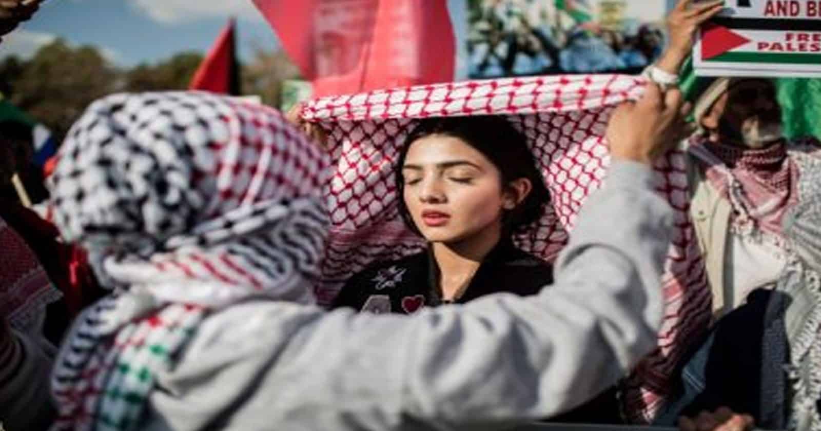 جوجل يربط الكوفية بـ”الإرهاب” ويوتيوب يترجم كلمة “فلسطينيين” إلى “إرهابيين”! جوجل والكوفية watanserb.com