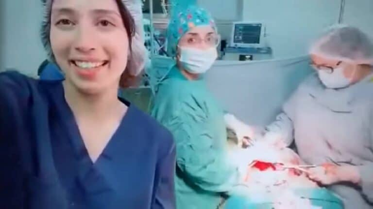 أطباء يرقصون داخل غرفة العمليات في تونس watanserb.com