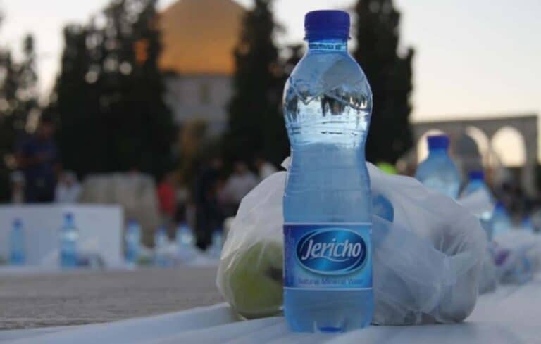 المصلون يرفضون وجبات الإفطار الإماراتية ويلقون بها في القمامة watanserb.com