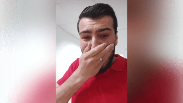 مصور فلسطيني يوثق لحظة وصول جثث شهداء إلى مستشفى بغزة فاكتشف ان بينهم شقيقيه (فيديو) المصور محمد المنسي يوثق لحظة وصول اشقائه شهداء watanserb.com