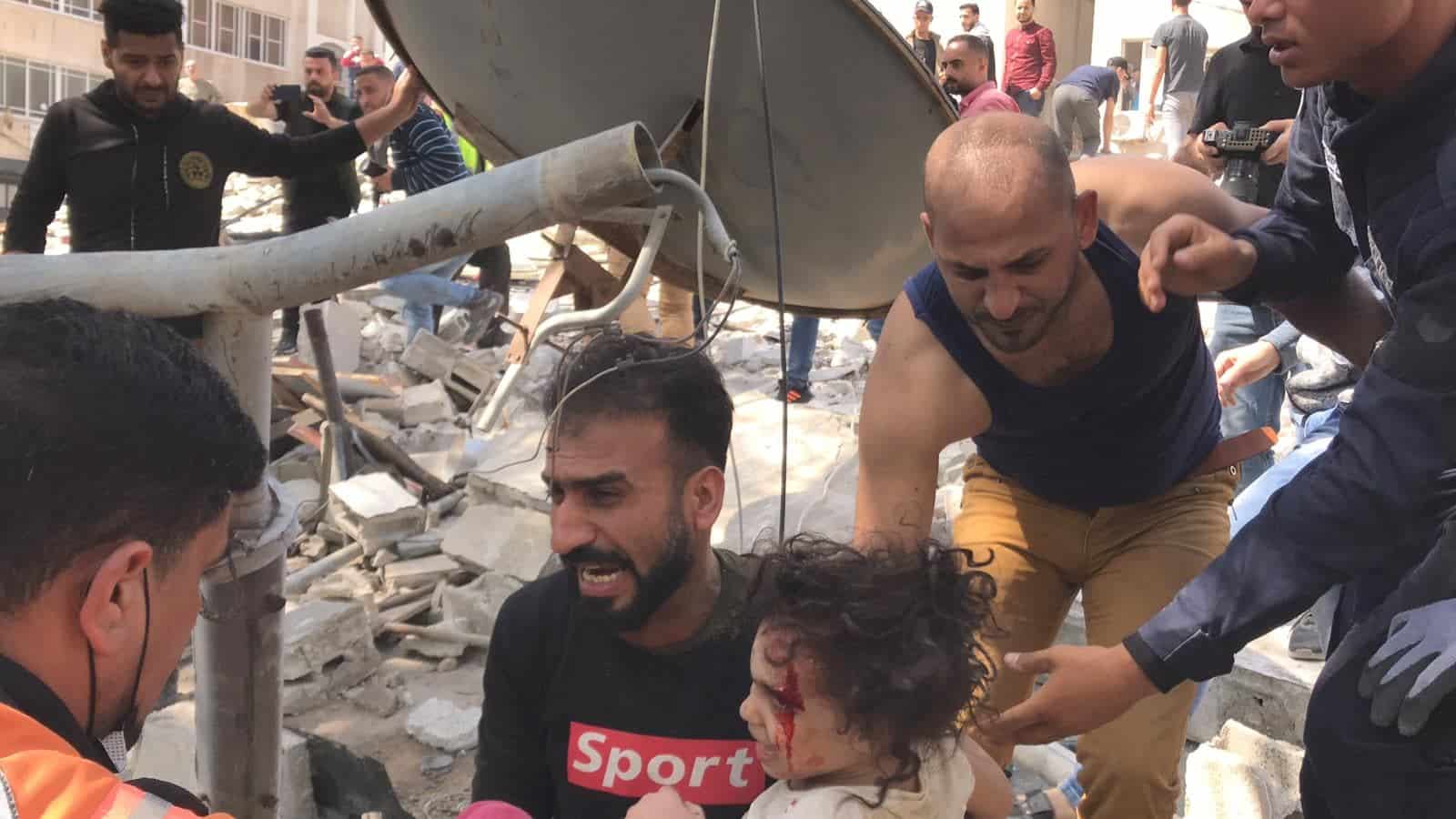 انتشال طفلة على قيد الحياة من تحت الركام في حي الرمال بمدينة غزة