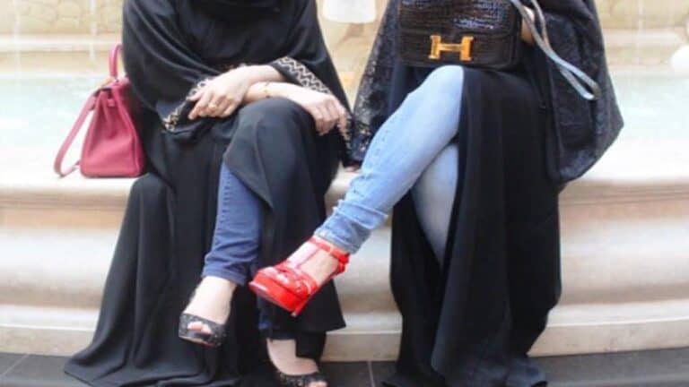 في أحد شوارع الطائف ليلاً .. فتاة سعودية توثّق بالفيديو لحظة تعرّضها للتحرش من شابين! تعرض فتاة للتحرش والمعاكسة في الطائف watanserb.com