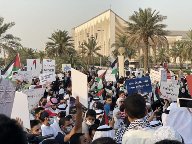 كويتيون يحرقون علم اسرائيل في ساحة الإرادة watanserb.com