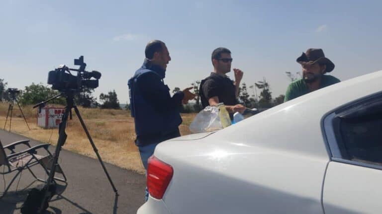 اعلاميون اماراتيون واسرائيليون على حدود غزة watanserb.com