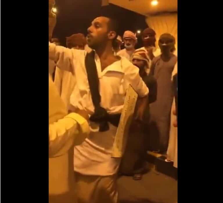 عماني في احتجاج صحار watanserb.com