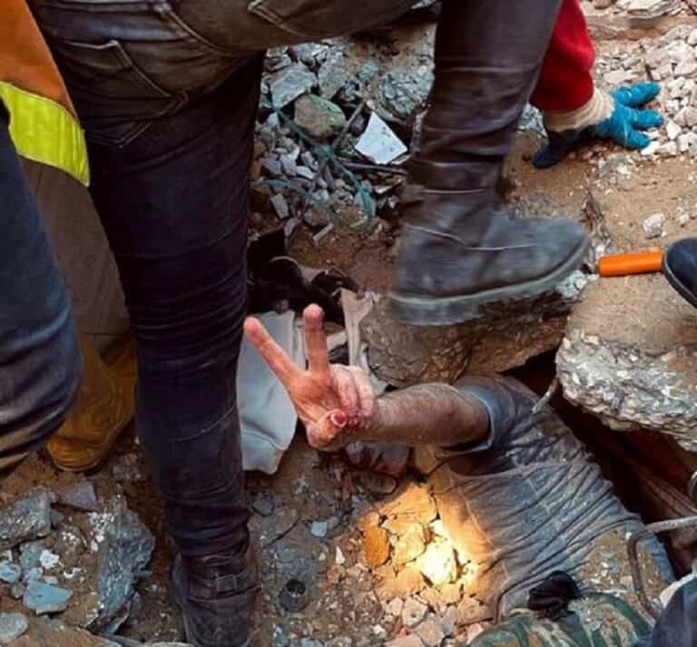 فلسطيني من غزة تحت الانقاض watanserb.com