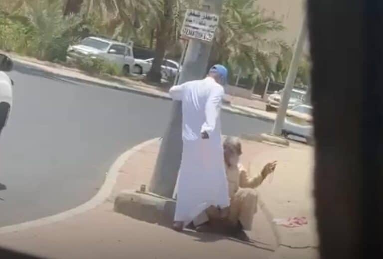 كويتي يعتدي على وافد مسن watanserb.com