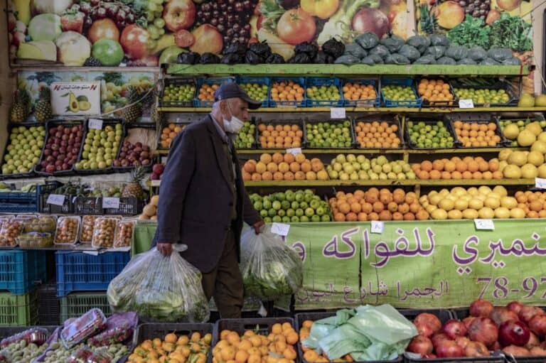 المواطنون في لبنان يعانون من صعوبة توفير الطعام لاطفالهم watanserb.com