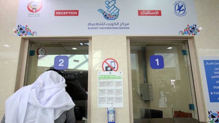 كويتيون يعبّرون عن غضبهم من قرار الحكومة فرض اللقاح الإجباري للسفر خارج البلاد اللقاح الاجباري في الكويت watanserb.com