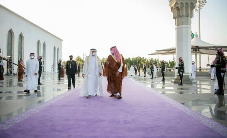 ما قصة السجاد الملكي الذي استقبل محمد بن سلمان ابن زايد عليه watanserb.com