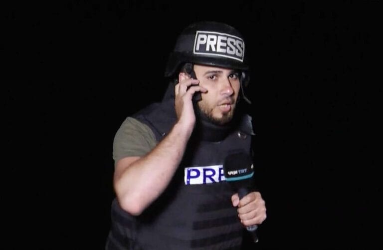 مراسل تي ار تي عربي التركية سامي برهوم ينجو من قصف اسرائيلي watanserb.com