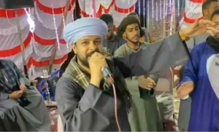 مطرب صعيدي يجتاح مواقع التواصل بتضامنه مع فلسطين بطريقة طريفة! مطرب صعيدي يغني لفلسطين watanserb.com