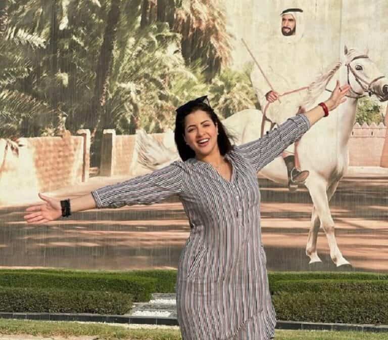 منى فاروق وصورة الشيخة زايد watanserb.com