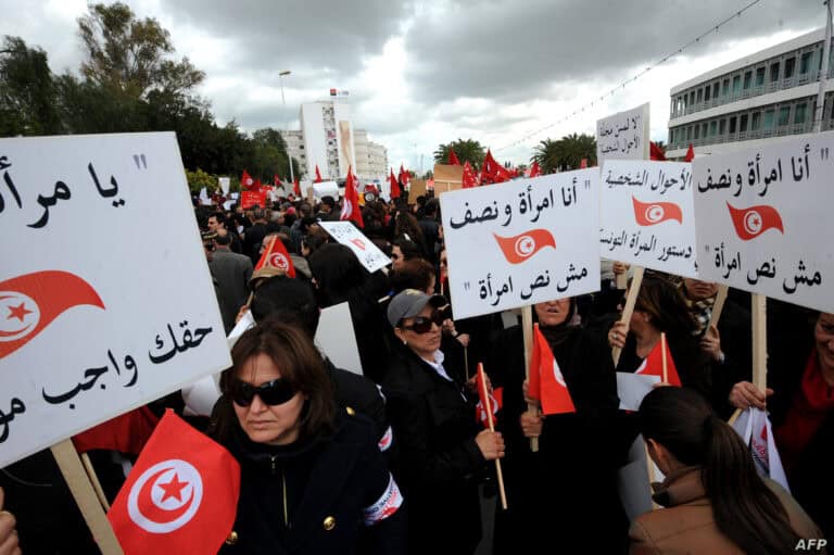 لوحة اعلانية تثير ضجة واسعة في تونس watanserb.com