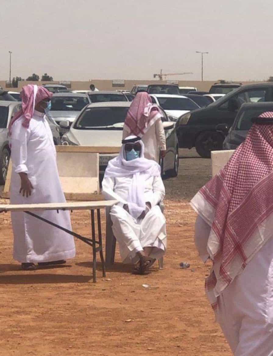 وليد الفراج خلال دفن عادل التويجري