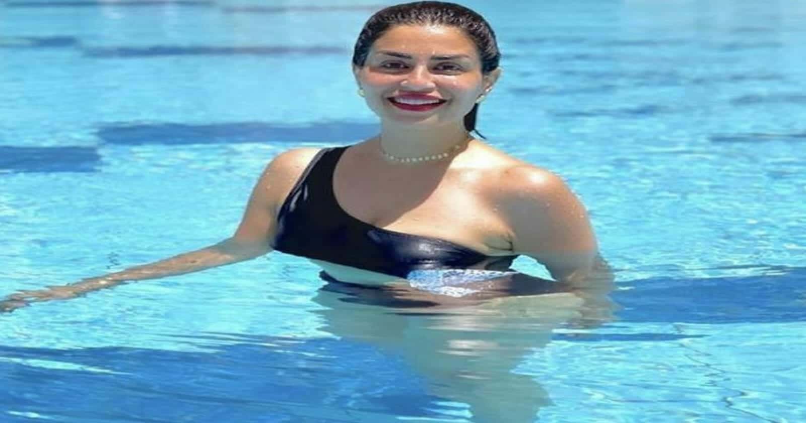 منة فضالي بالمايوه الأسود 