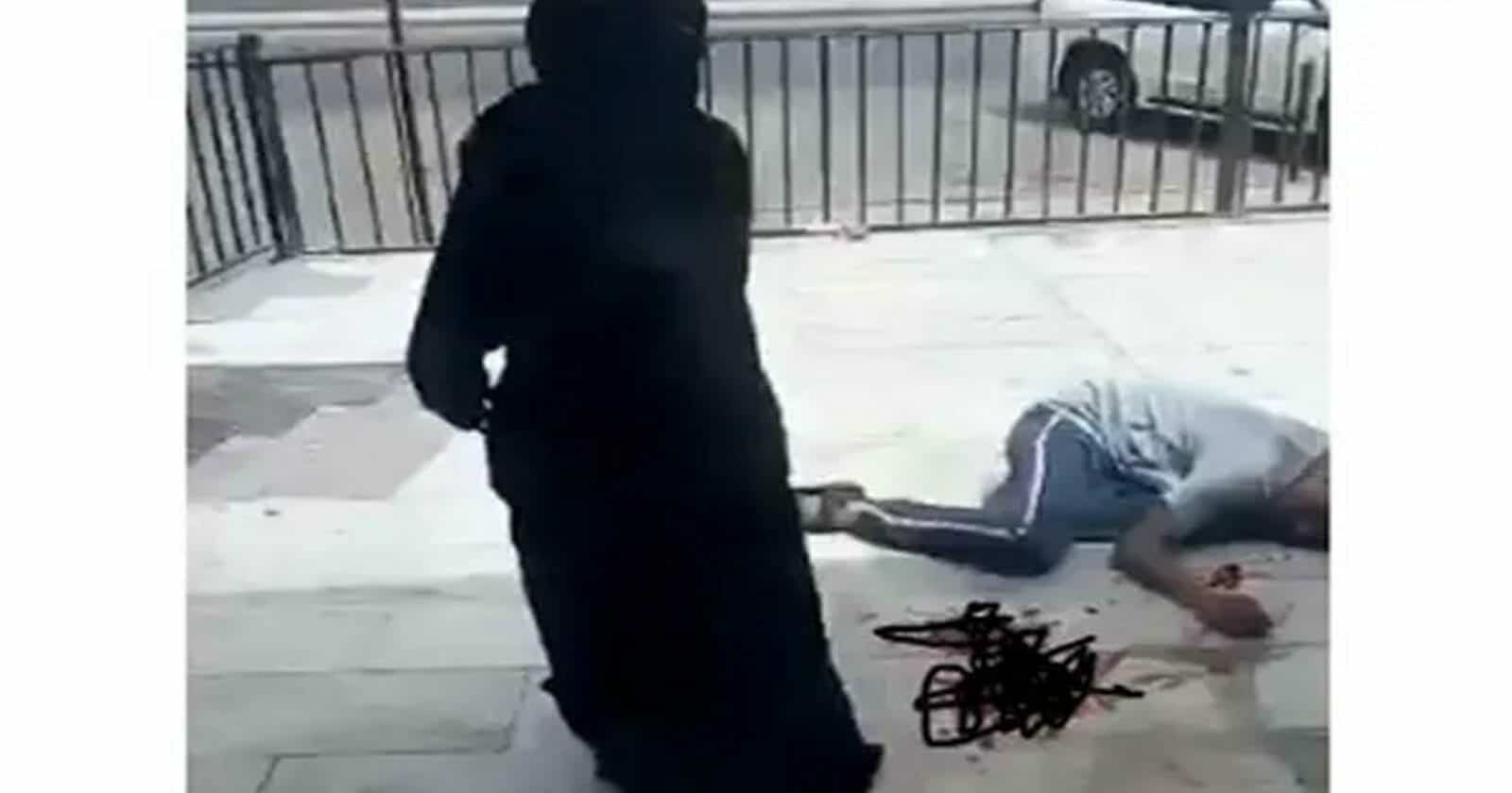 في جدة .. امرأة تطعن شاباً أمام صالون حلاقة وتتركه ينزف! امرأة تطعن شاباً watanserb.com