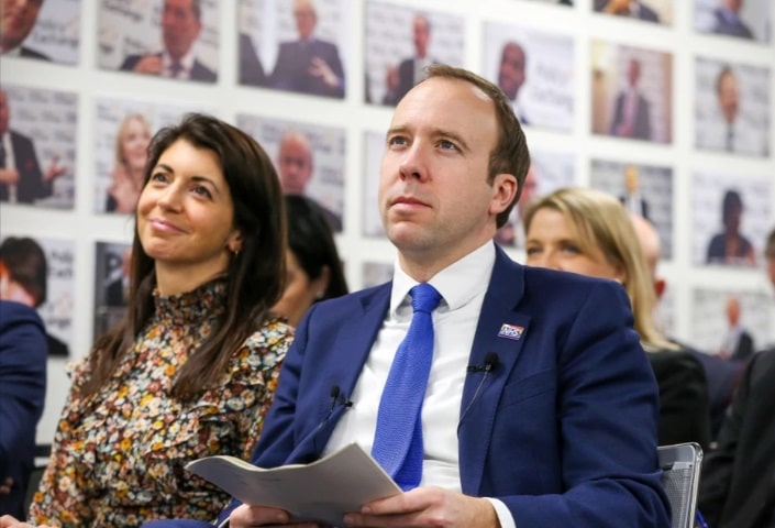 مات هانكوك و مساعدته جينا كولادانجيلو