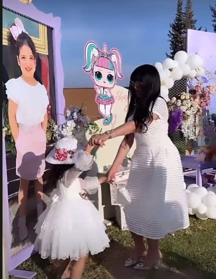 دنيا بطمة وابنتها 