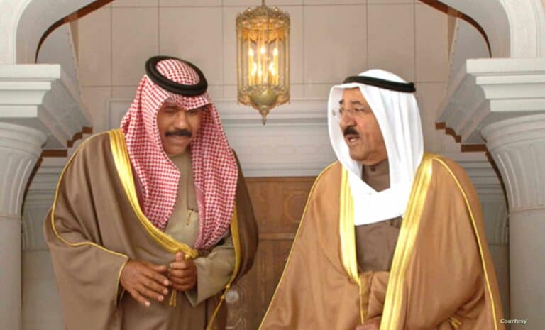 أمير الكويت نواف الأحمد إلى جانب الراحل صباح الأحمد watanserb.com