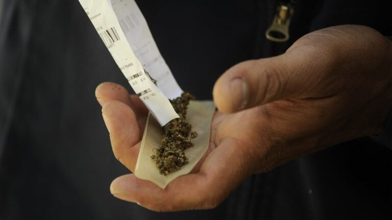 رئيس الوزراء الجزائري يتهم المغرب بإغراق الجزائر بقوافل من الحشيش والكوكايين | القصة الكاملة كورونا في هولندا watanserb.com