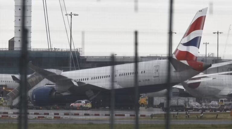 انهيار أنف طائرة الخطوط الجوية البريطانية على مدرج مطار هيثرو watanserb.com
